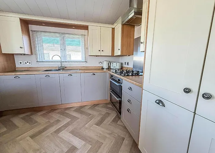 Beautiful Lodge With Decking In Hunstanton At Manor Park Ref 23195K