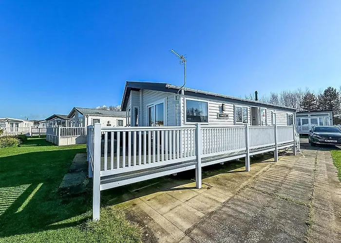 Beautiful Lodge With Decking In Hunstanton At Manor Park Ref 23195K