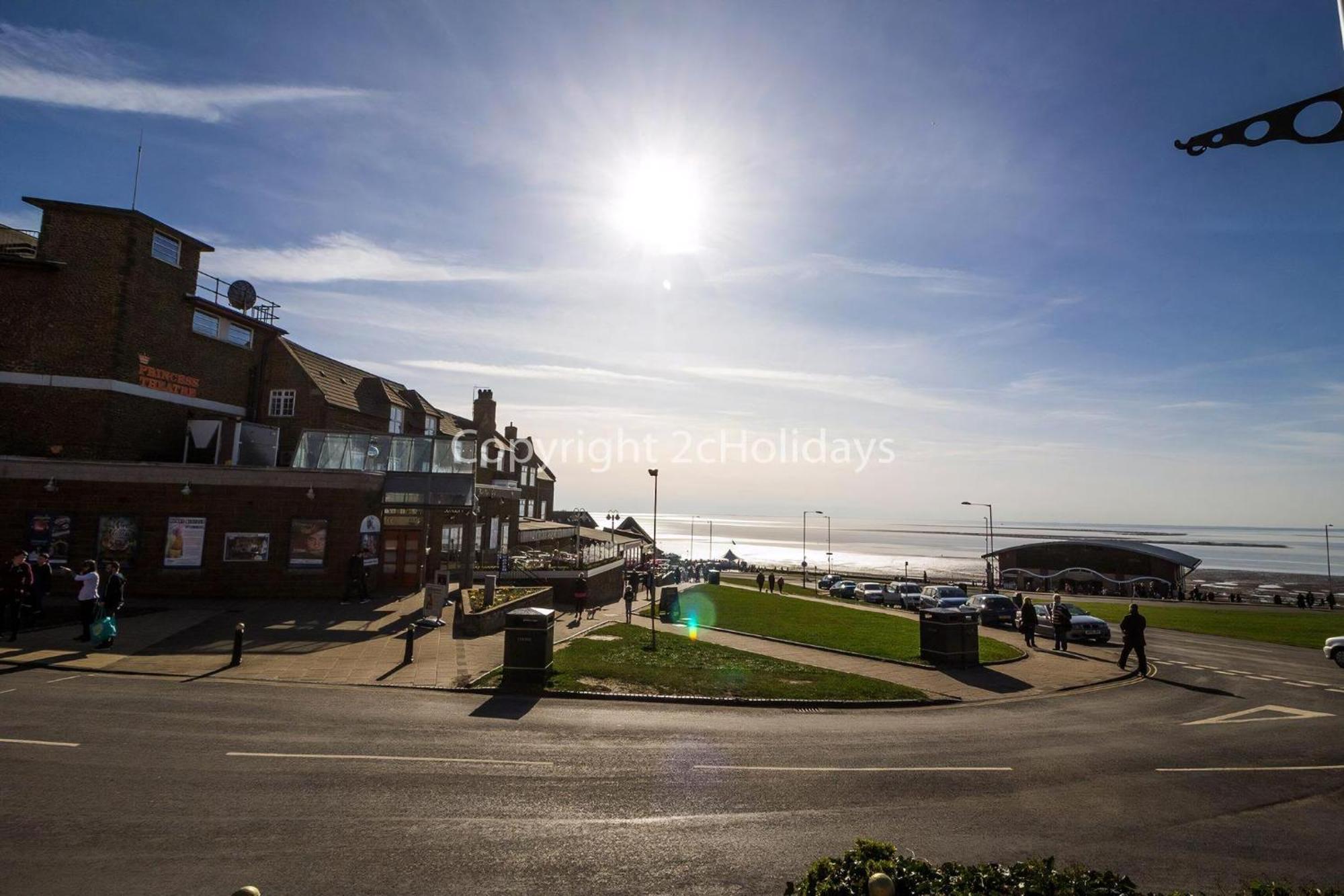 Beautiful With Decking In At Manor Park Ref 23195k Ханстантон