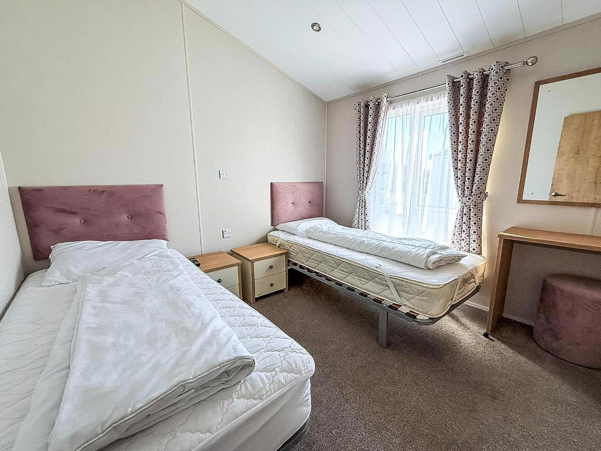Beautiful With Decking In At Manor Park Ref 23195k Деревянный коттедж