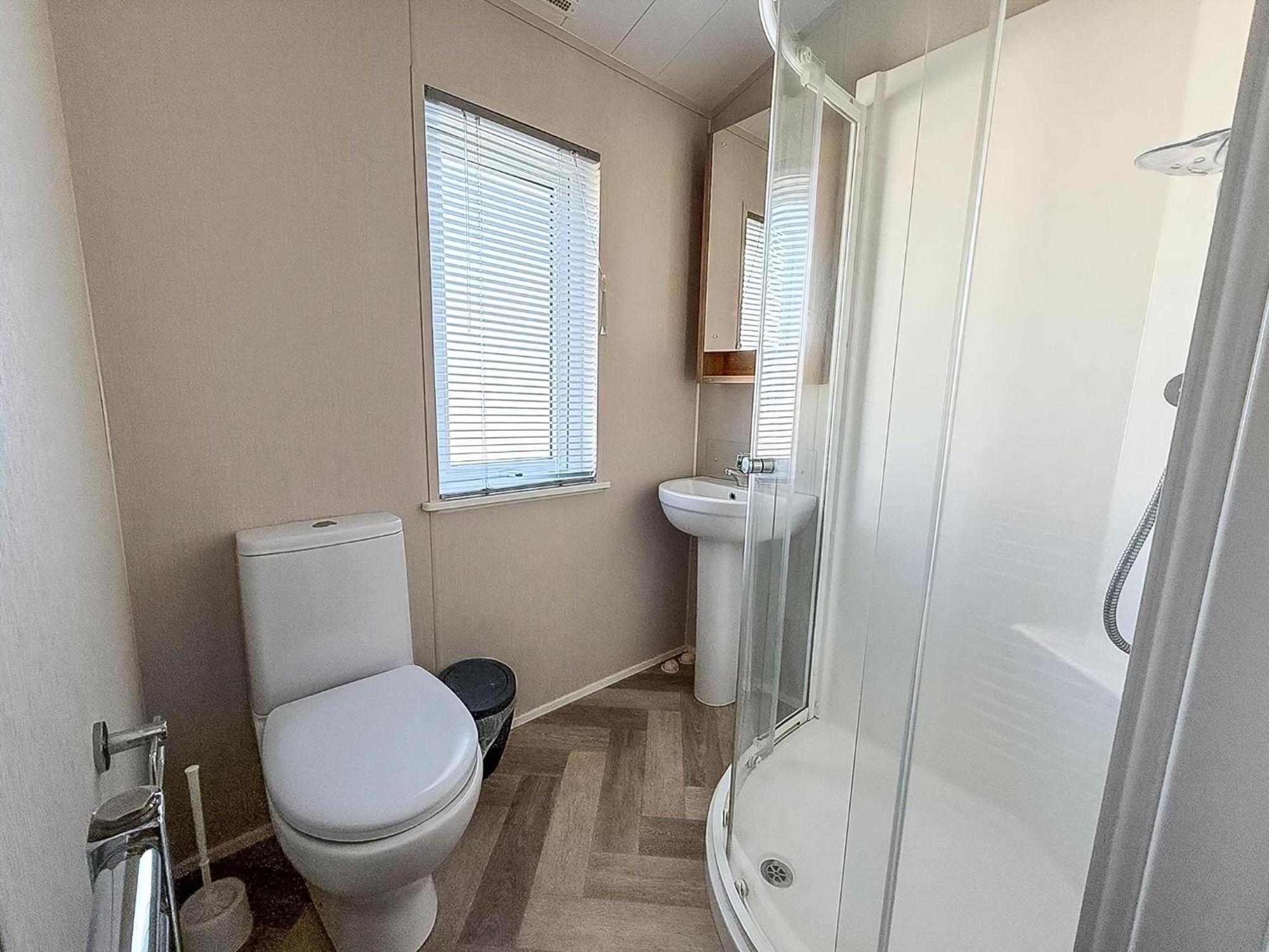 Beautiful With Decking In At Manor Park Ref 23195k Деревянный коттедж *