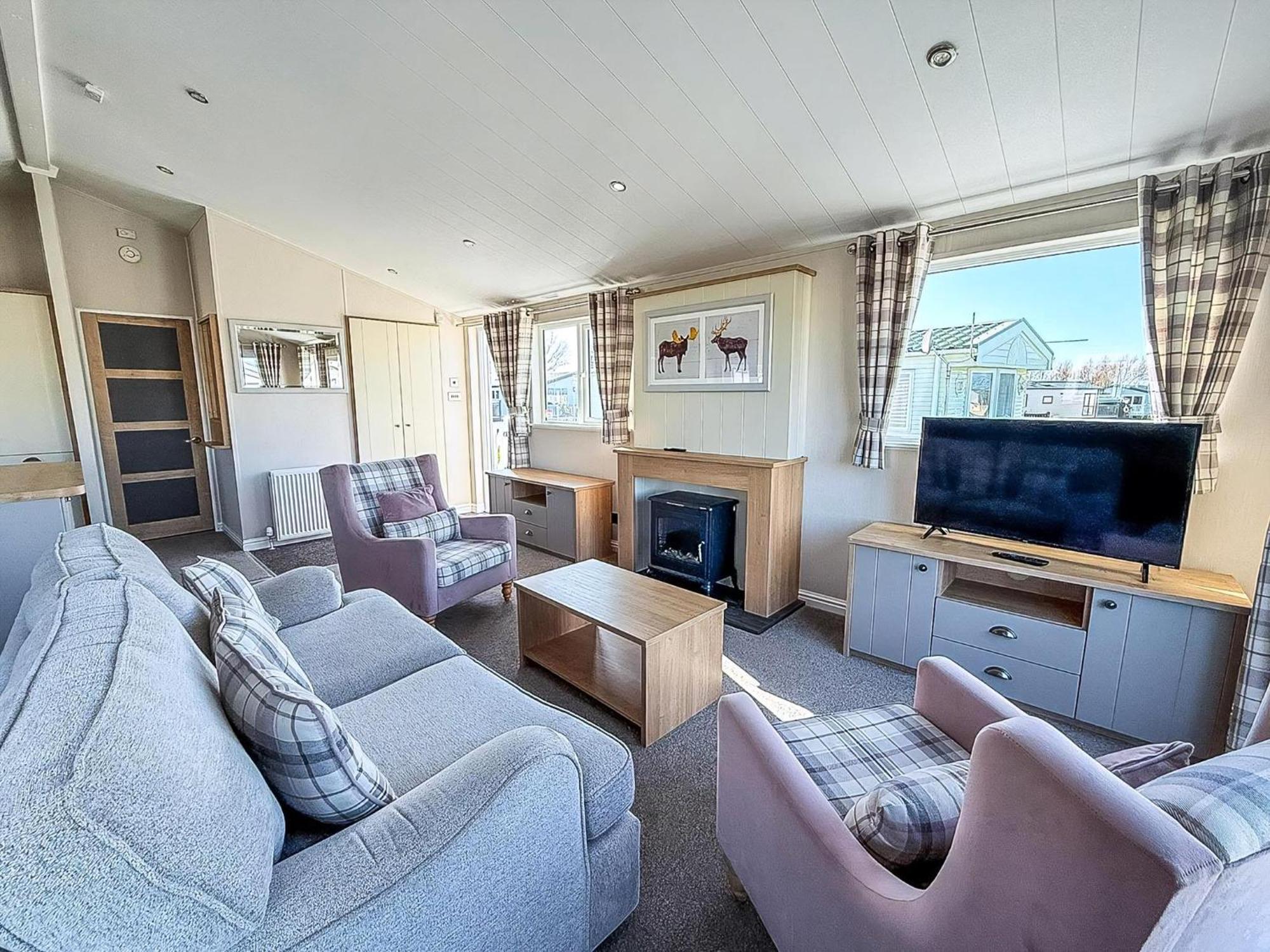 Деревянный коттедж Beautiful With Decking In At Manor Park Ref 23195k Ханстантон
