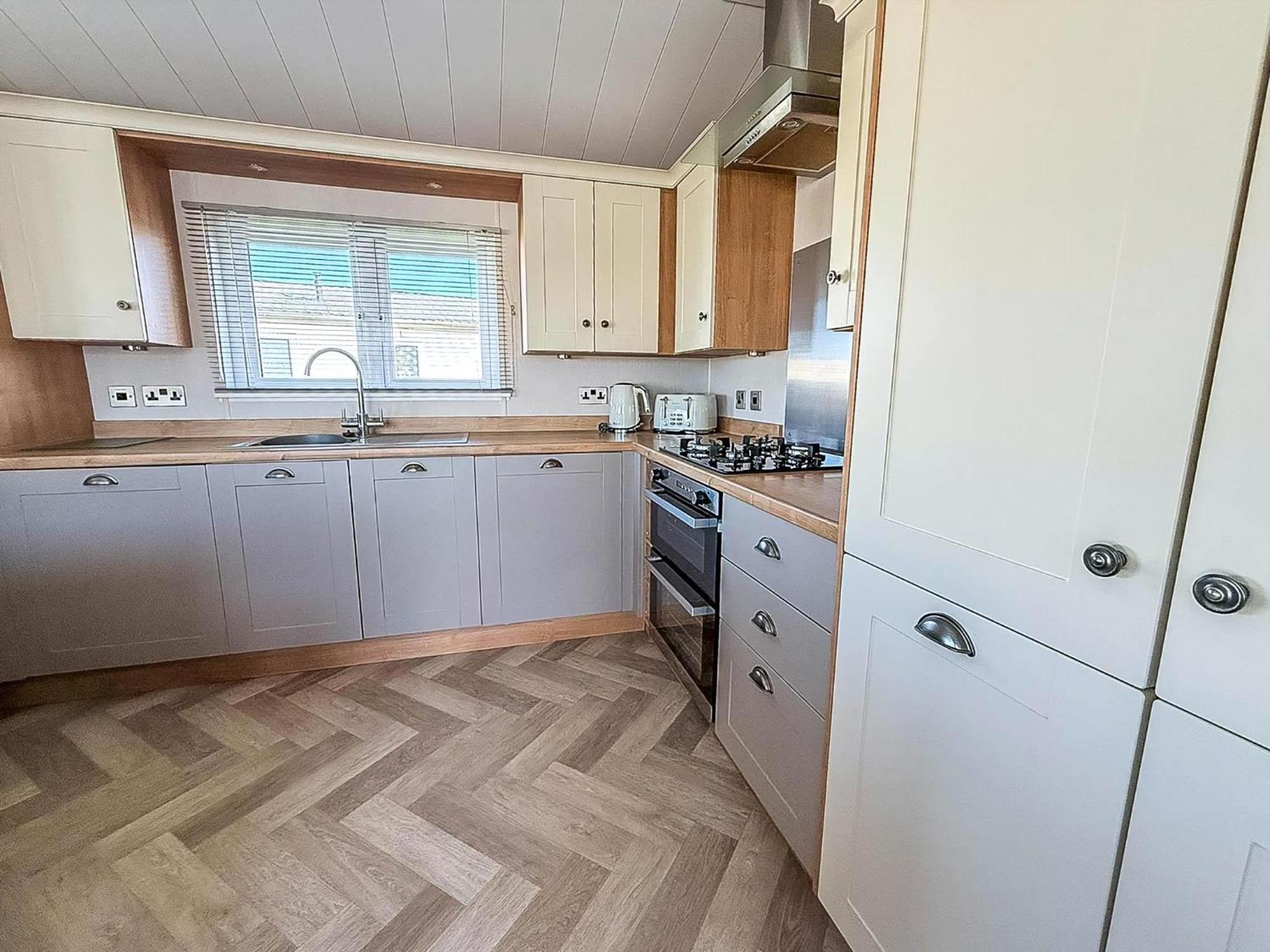 Beautiful With Decking In At Manor Park Ref 23195k *