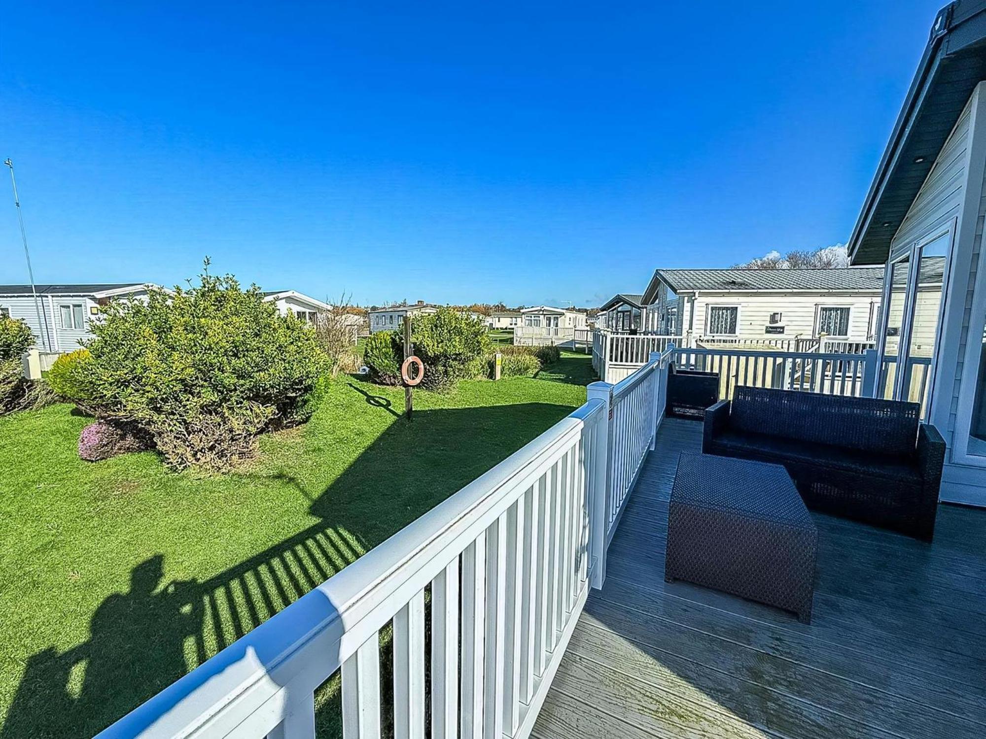 Beautiful With Decking In At Manor Park Ref 23195k * Ханстантон