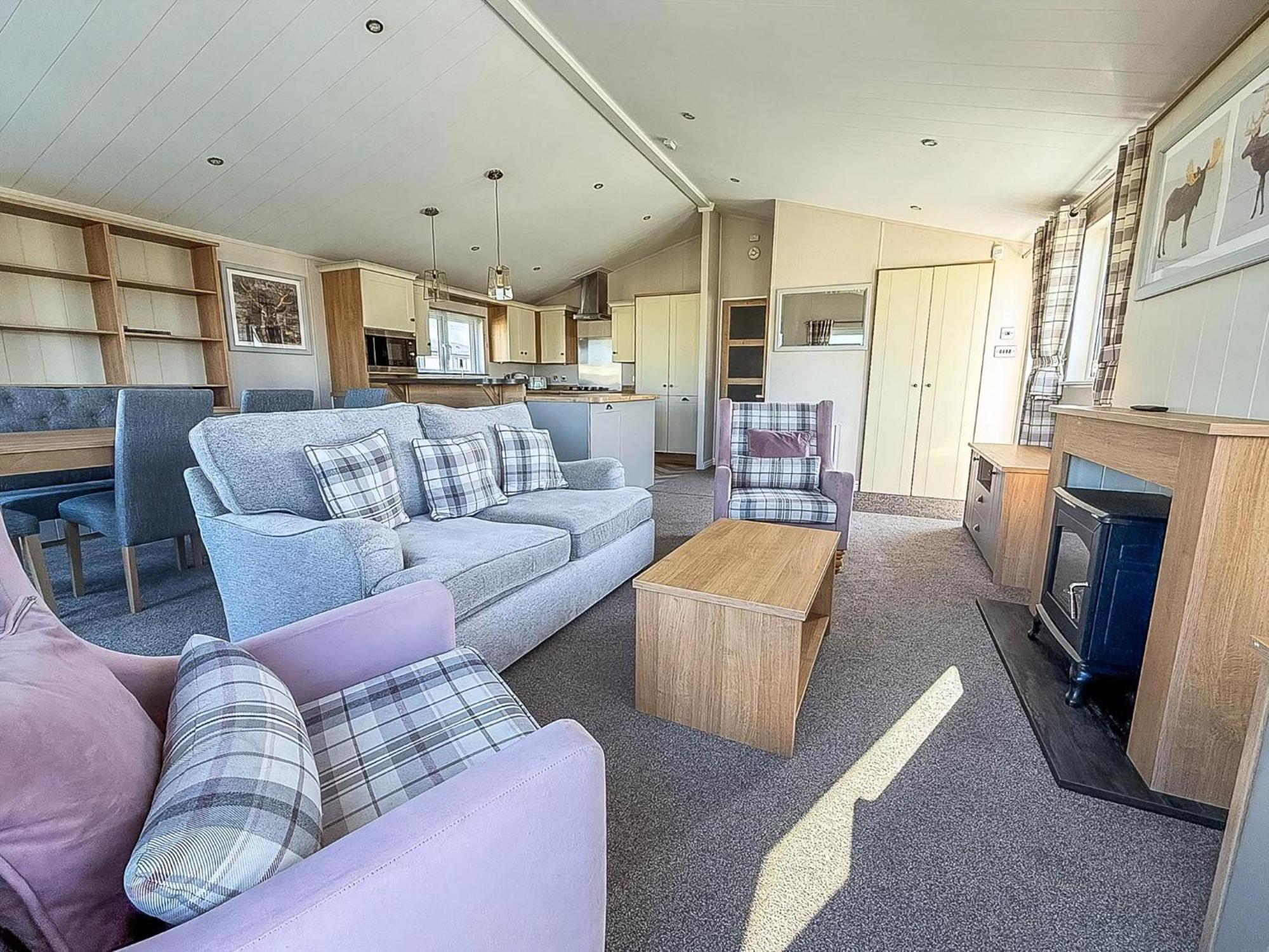 Beautiful With Decking In At Manor Park Ref 23195k Деревянный коттедж