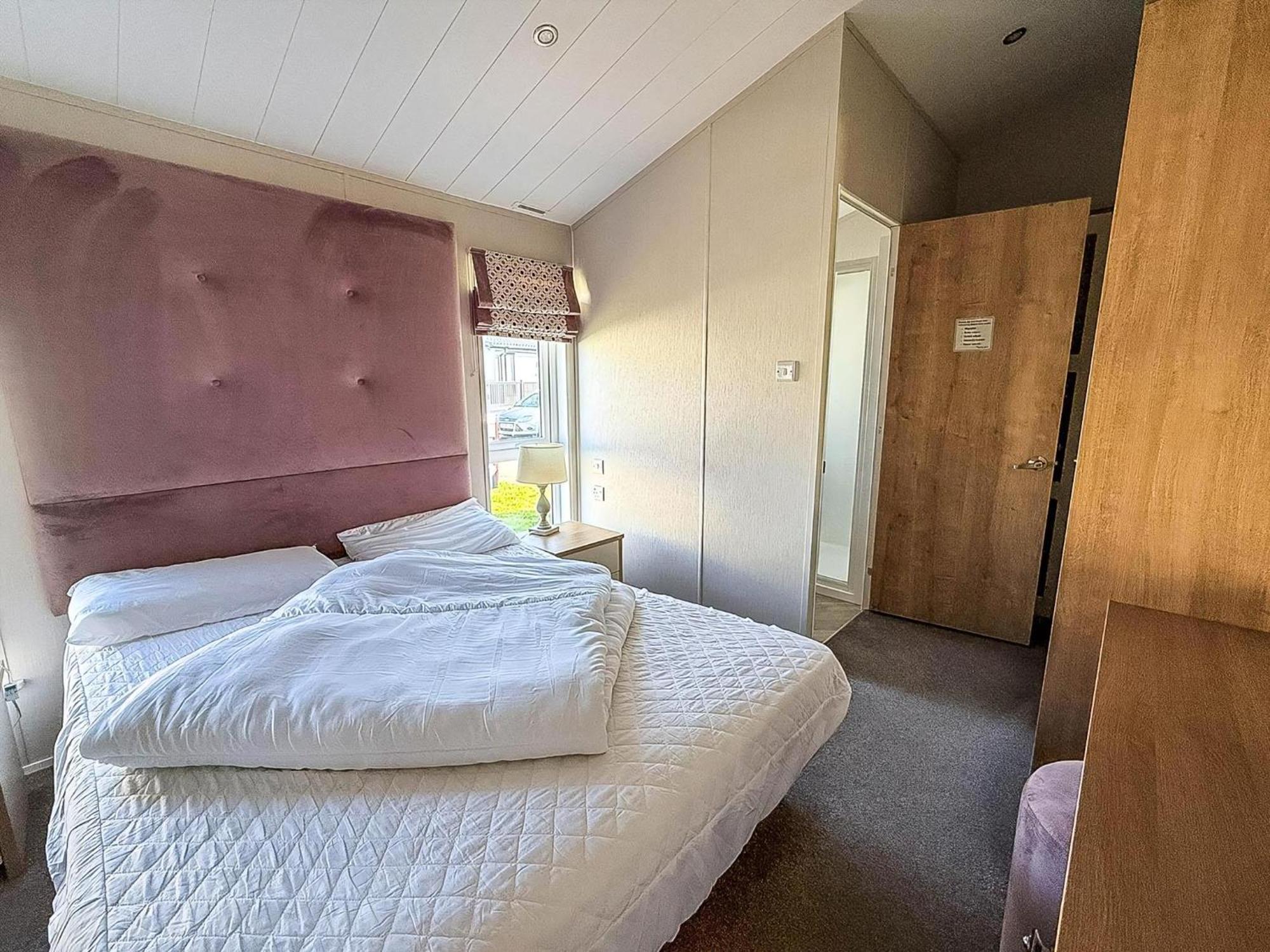 Beautiful With Decking In At Manor Park Ref 23195k Деревянный коттедж *
