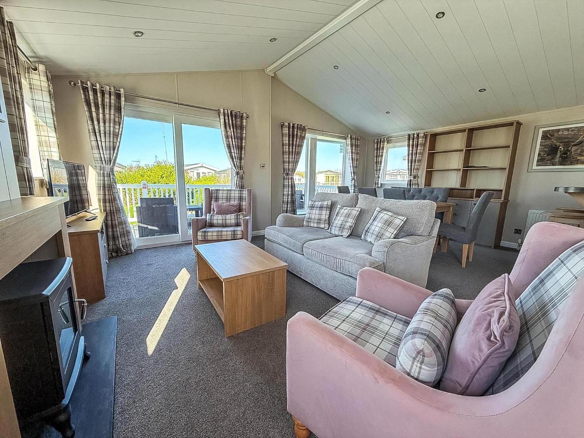 Beautiful With Decking In At Manor Park Ref 23195k *