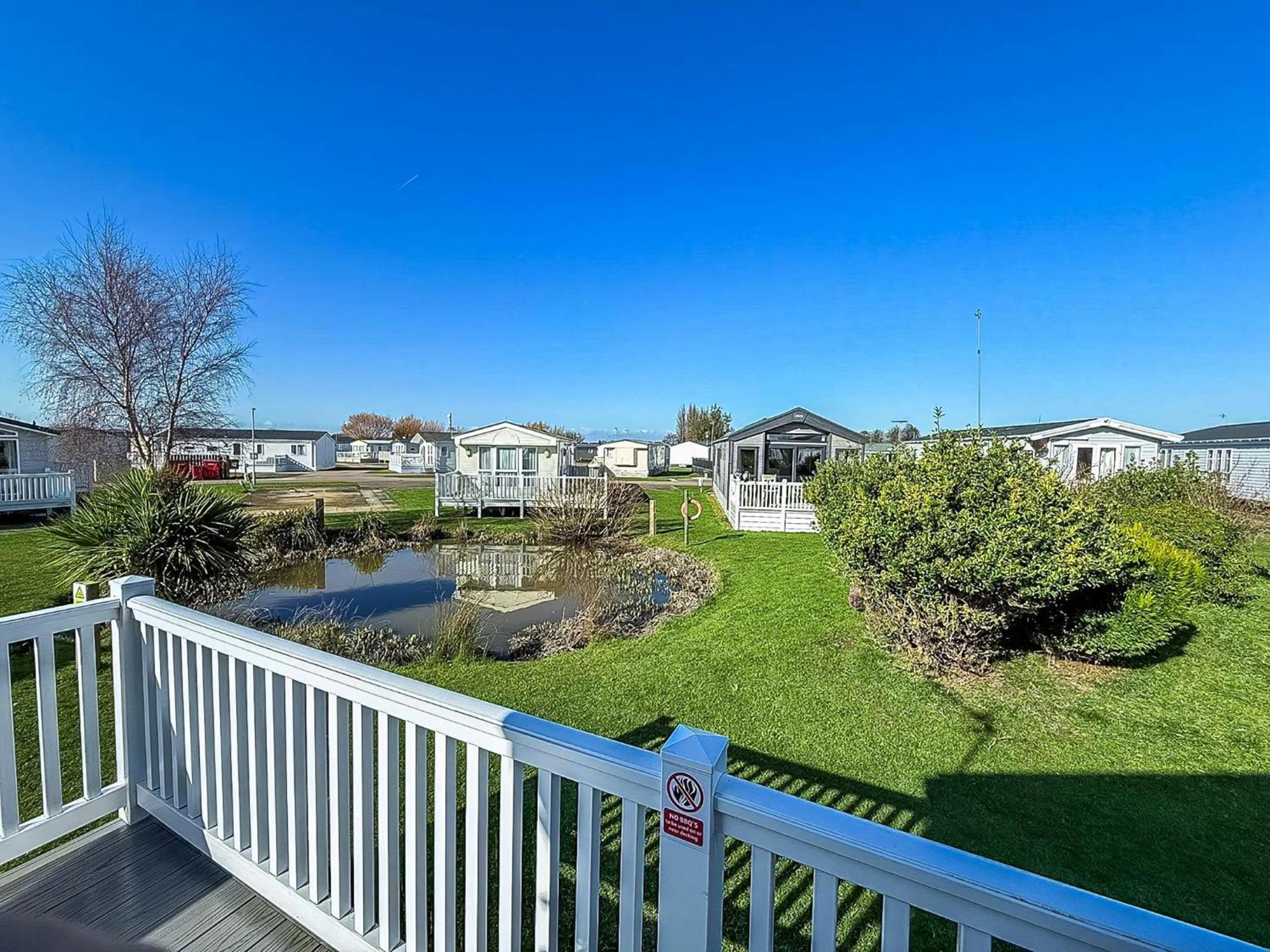 Beautiful With Decking In At Manor Park Ref 23195k * Ханстантон