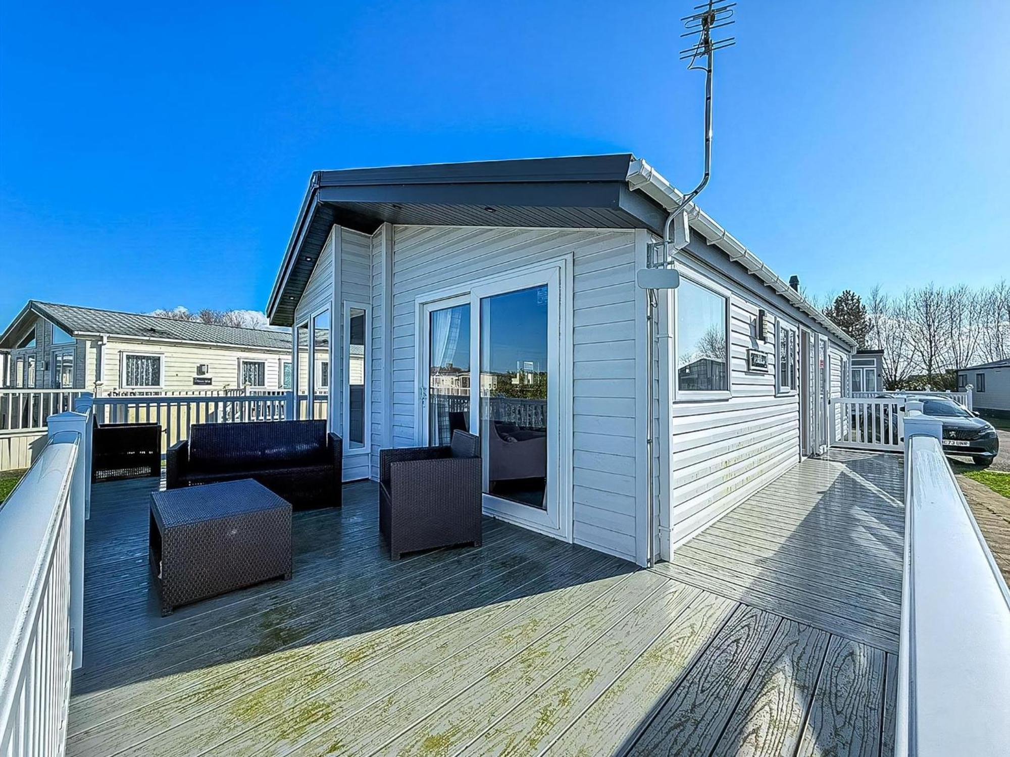Beautiful With Decking In At Manor Park Ref 23195k Деревянный коттедж *